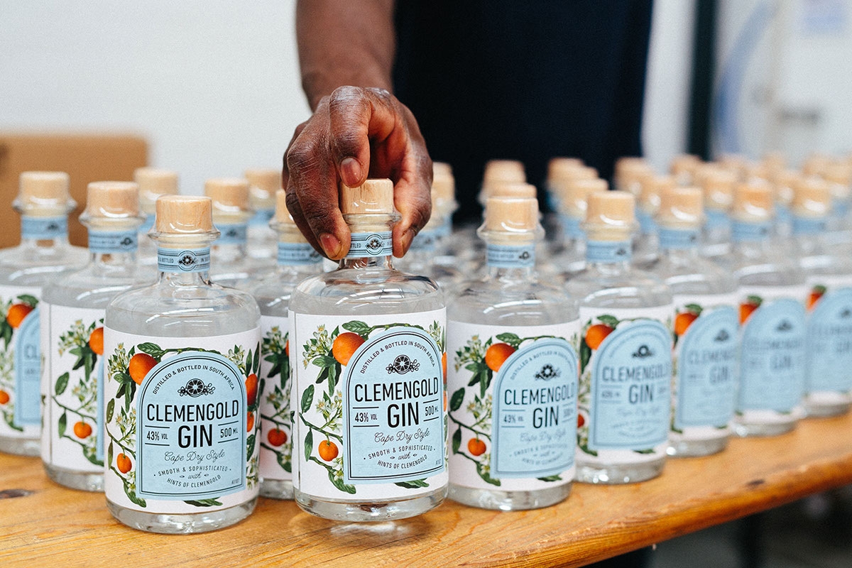 經典海角干燥風格，淡淡的柑橘味白酒包裝設計