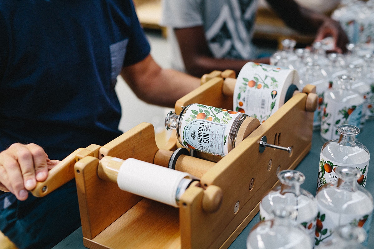 經典海角干燥風格，淡淡的柑橘味白酒包裝設計